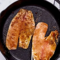 သံဒယ်အိုး (Cast-iron skillet) တွင် ဘယ်တော့မှ မချက်ပြုတ်သင့်သော အစားအစာ (၄) မျိုး 2 သံဒယ်အိုး (Cast-iron skillet)