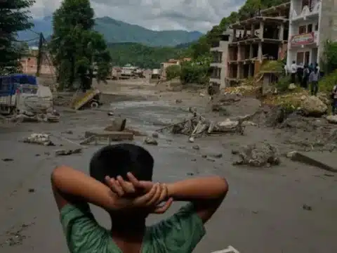 နီပေါနှင့် တိဗက်ဒေသ ရေကြီးရေလျှံမှုလှိုင်းကို အဘယ်အရာက ဖြစ်စေခဲ့သလဲ