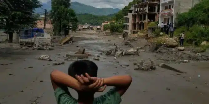 နီပေါနှင့် တိဗက်ဒေသ ရေကြီးရေလျှံမှုလှိုင်းကို အဘယ်အရာက ဖြစ်စေခဲ့သလဲ
